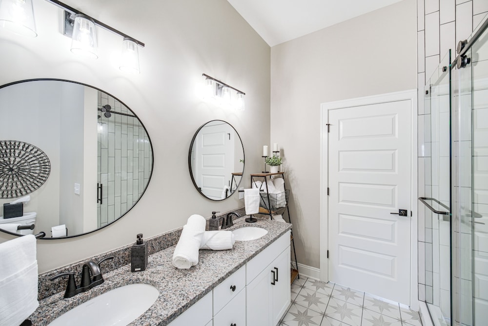 Walk to Lake Erie: Sleek Retreat w/ Screened Patio
