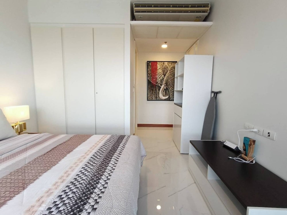 Luxury Large One Bedroom Seaview Serviced Apartment at Wongamat, Pattaya