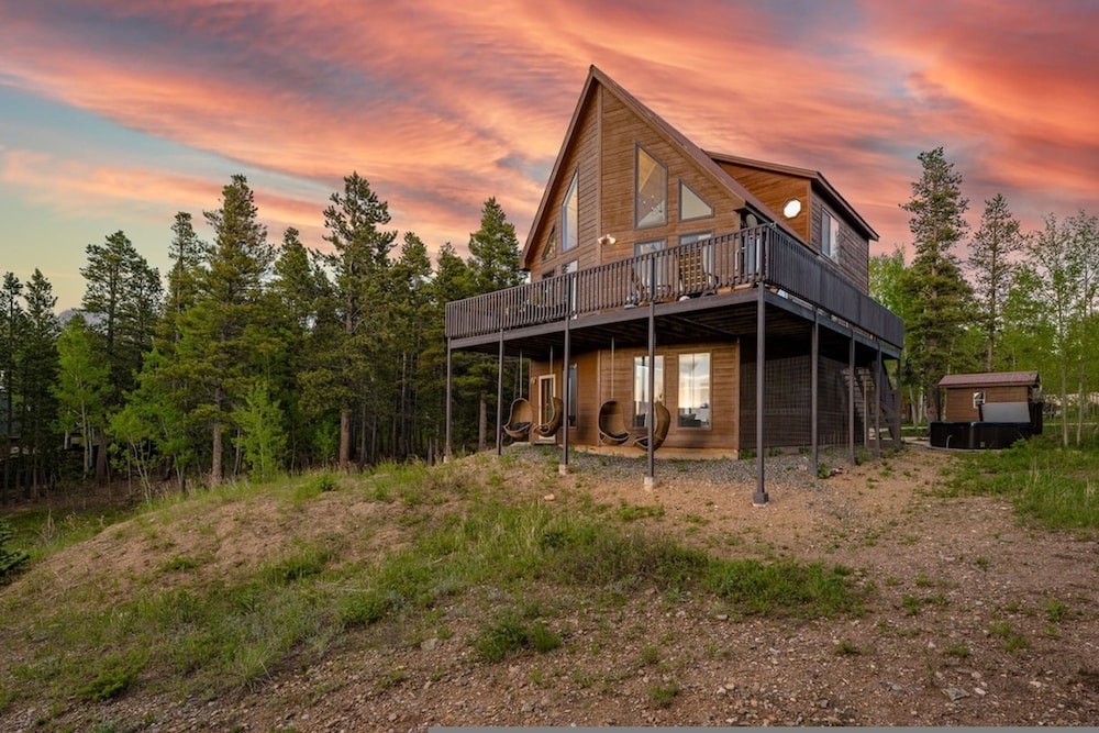 Serene Retreat Amazing Views Hottub Sauna Xbox