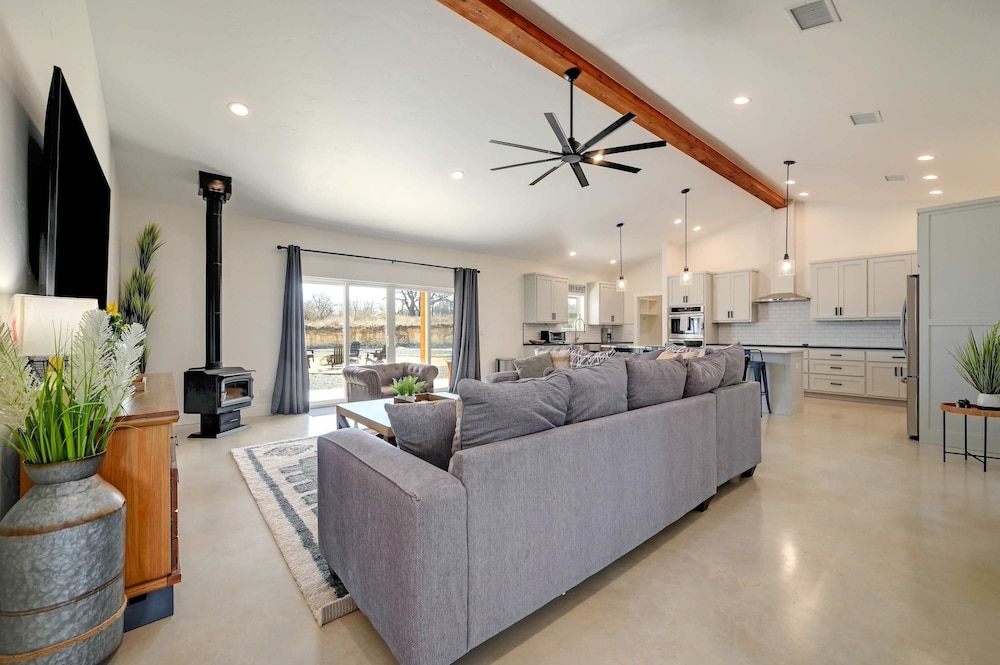 Secluded Hill Country Getaway Stunning Views Fire Pit 15 Min to Main Street 12 Guests