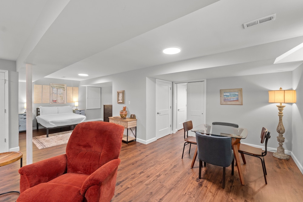 Modern Home W/garage Near SLU JZ Vacation Rentals