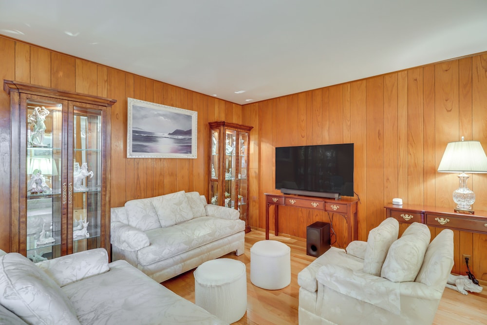 2 Living Areas + Library! Home 22 Mi to Mt Rose