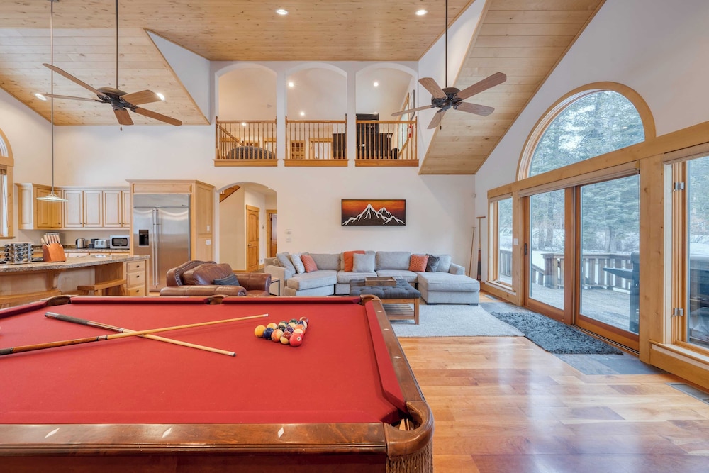 5 Mins to Ski Resort Ping Pong, Pool Table, Deck Donner Ridge by Avantstay
