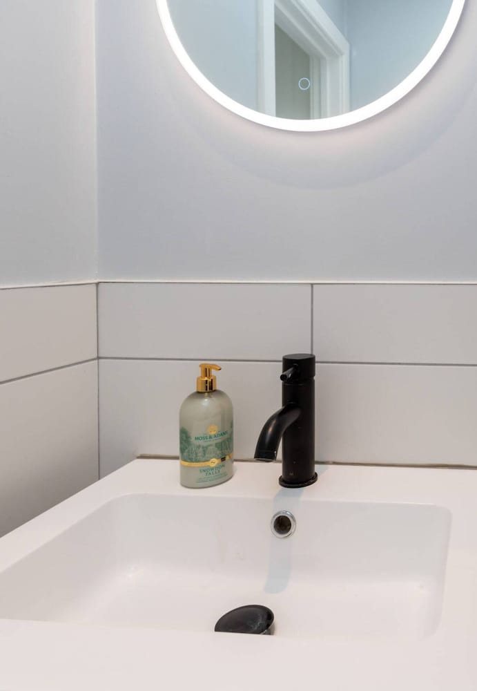 Spacious & Cosy 2 bed Flat With Terrace & Parking