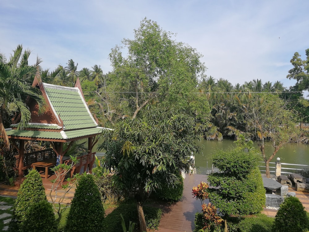 Kumkhumsriwangchai Amphawa