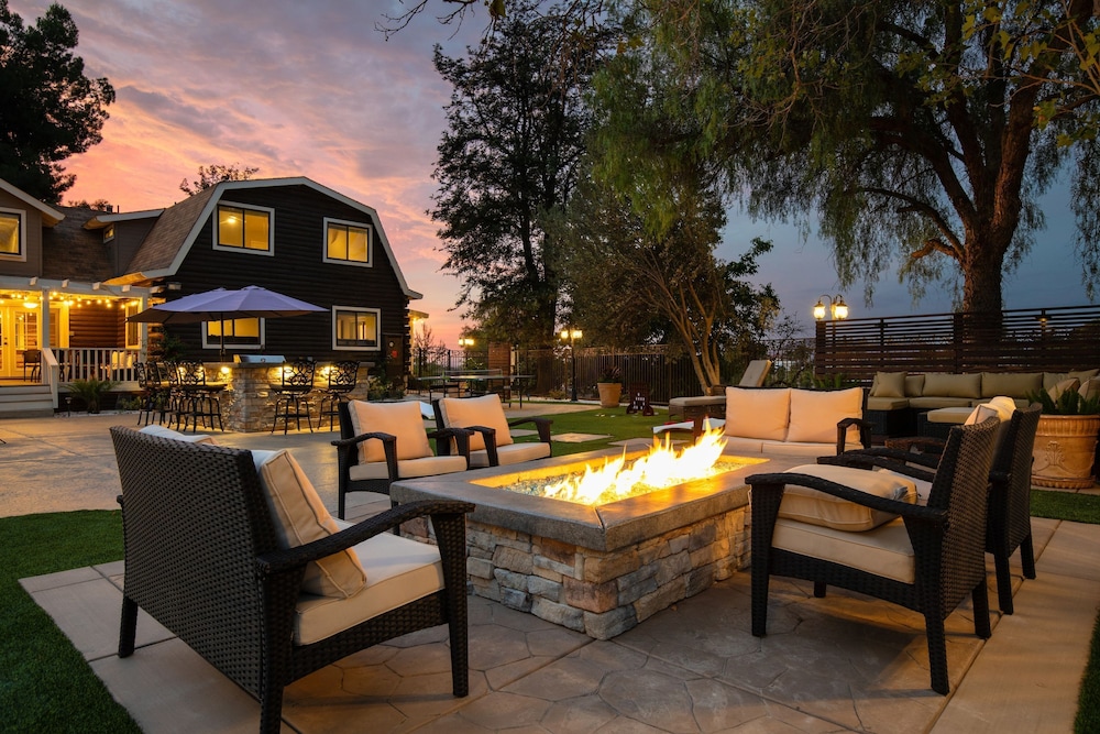 Chateau Syrah by Avantstay Picturesque Estate w Pool Hot Tub Pool Table Table Tennis New Pickleball Court Basketball Hoop