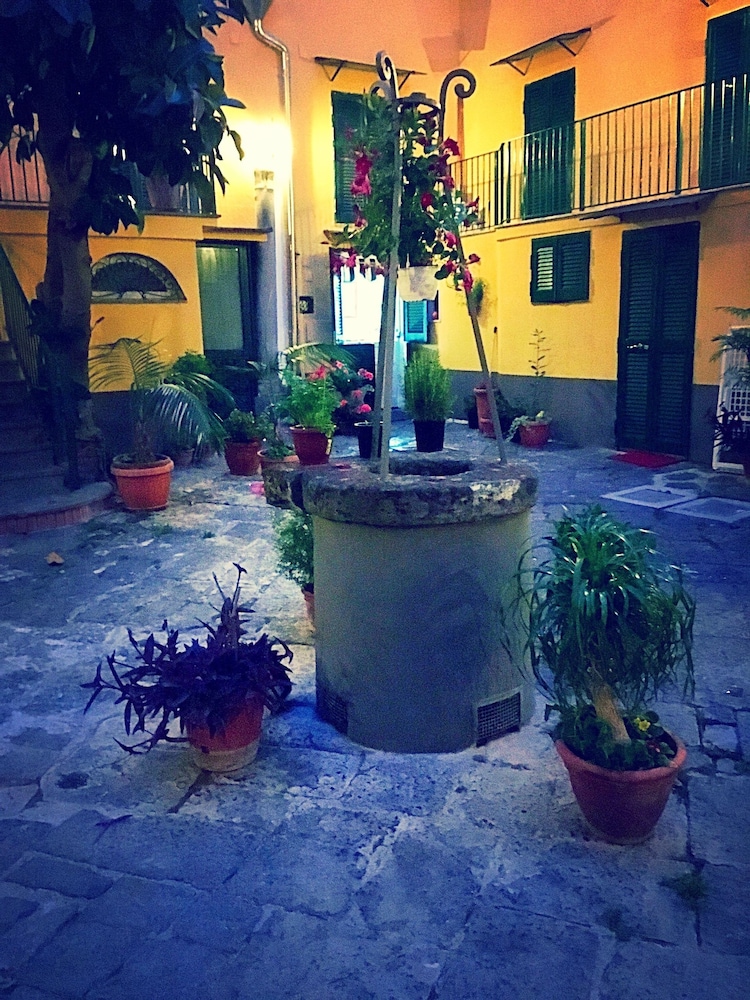 Napul'è Apartment