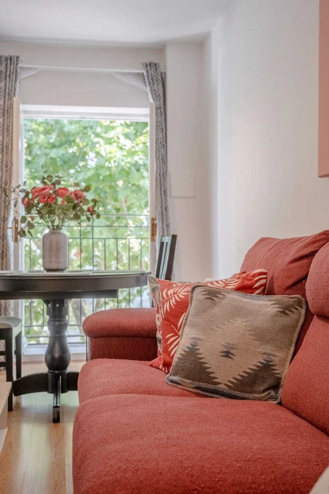 Bright 1 Bedroom Flat in Kensington Olympia