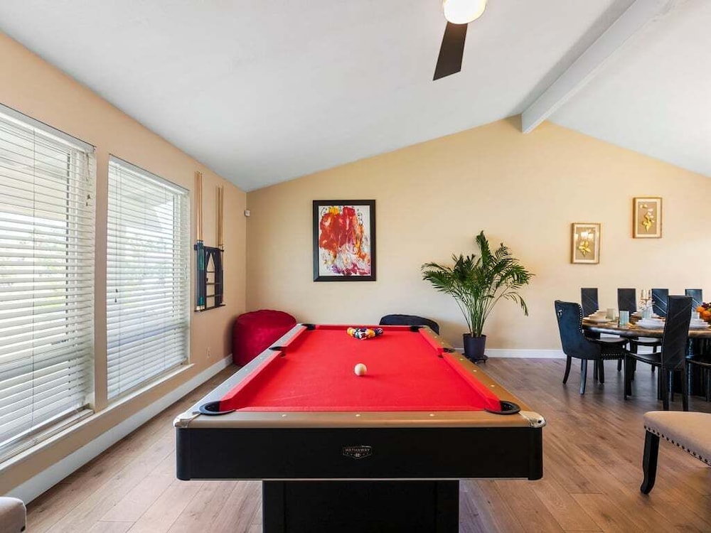 6 Beds 3 Baths Pool BBQ Near the Strip