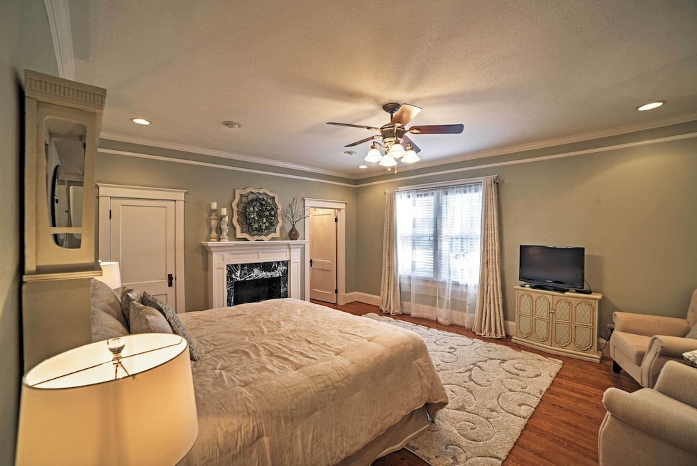 Spacious & Stunning Cleveland Getaway on 1 Acre view 2