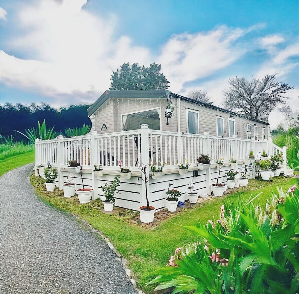 Cozy Newquay Lodge With Private Hot Tub,