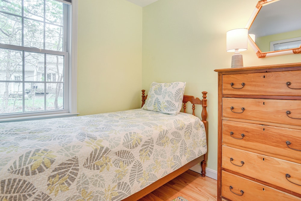 1/2 Mi to Cooks Brook Beach: Cozy Cape Cod Retreat