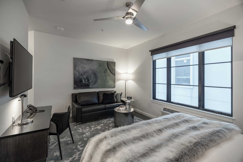 121 Hotel Floor 1 & 2 by Avantstay Sleeps 34, 10 Units in Nashville