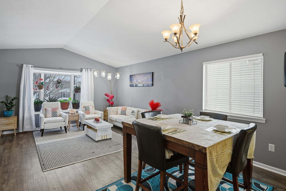 Bright 4br Near Msu & Downtown 4 Bedroom Home