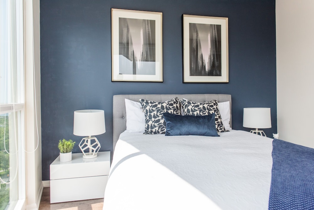 QuickStay CN Tower View Condo in Fort York - Image 4