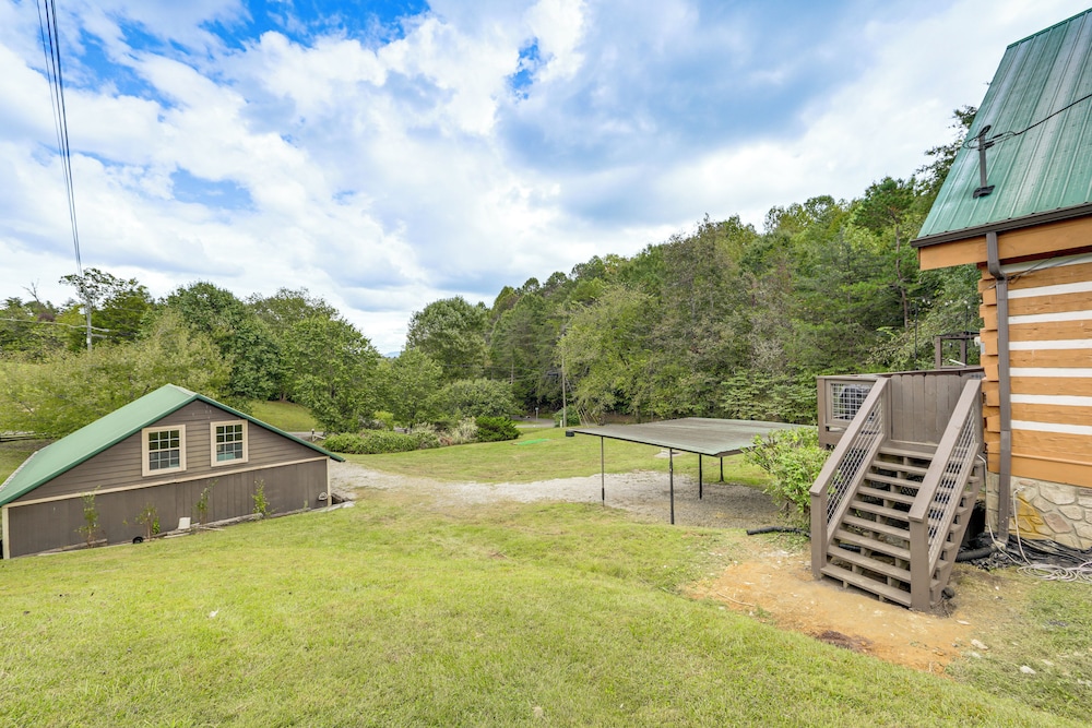 Mins to Dollywood: Boujee Bear Cabin w/ Hot Tub!