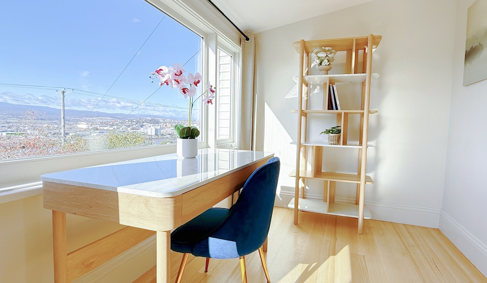 StayAU 2BR Home w/ Stunning Views in Tasmania