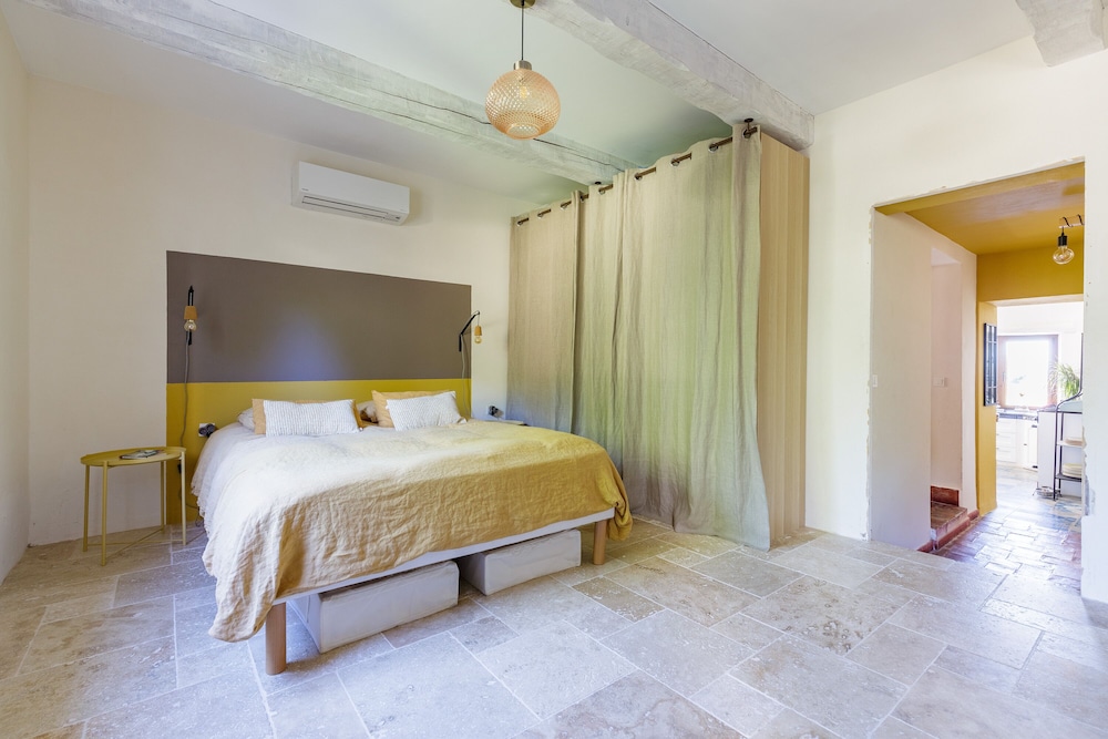 Lodges Park Castellet Provence view 3