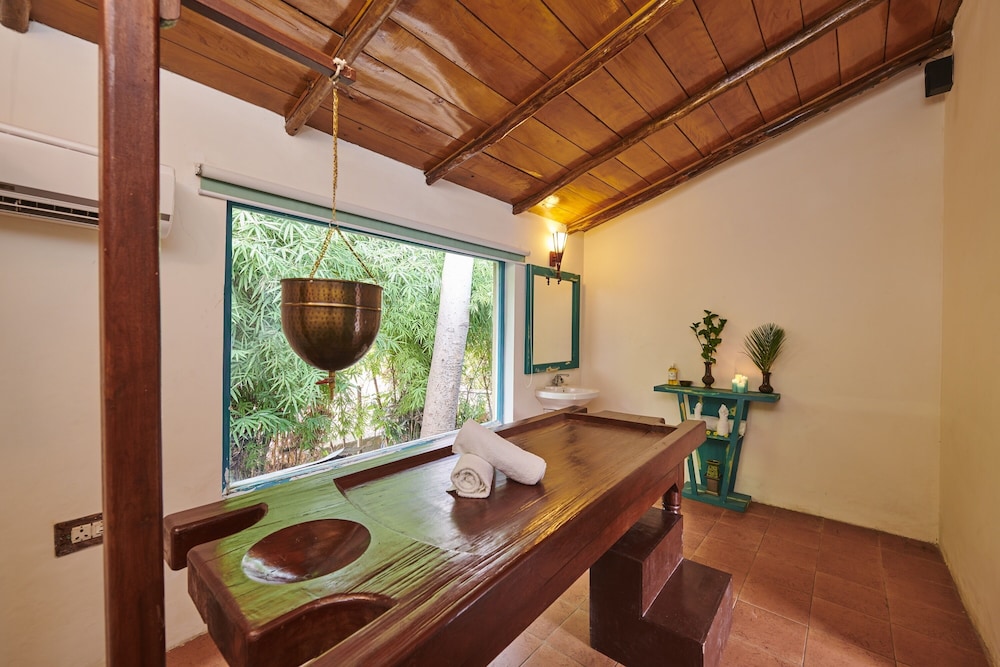 Aacorn Hideaway Resort & Spa