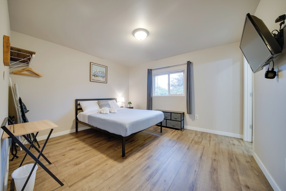 2 Mi to Lumen Field! 2nd-floor Apartment w/ Deck