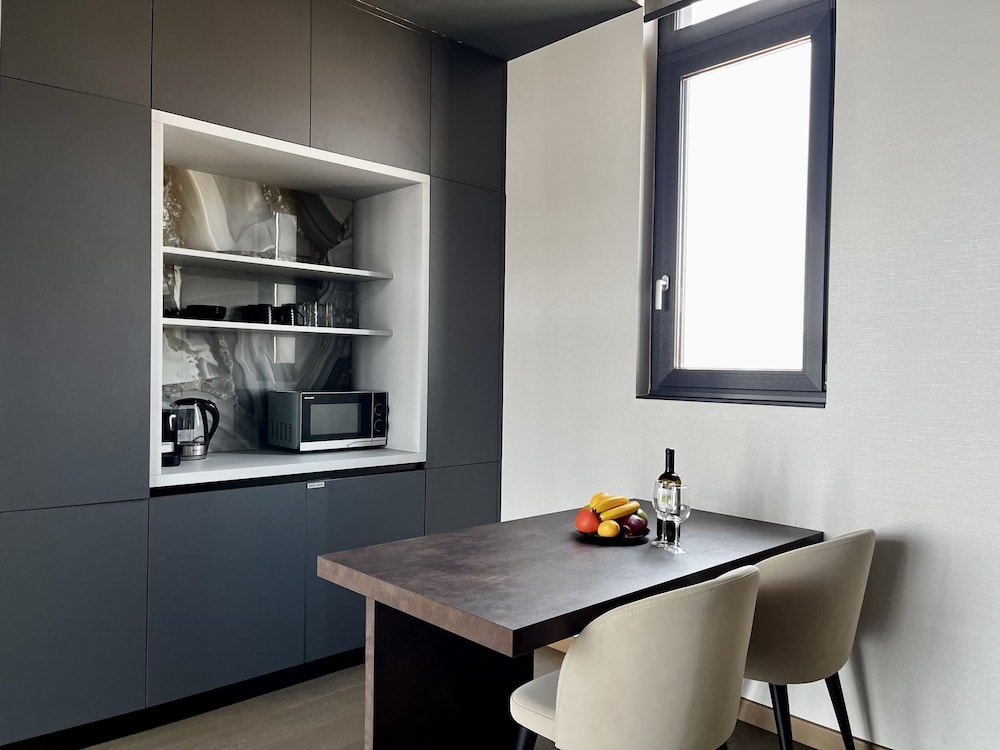 128 LIM - 2001 Stay Only Tower Suite