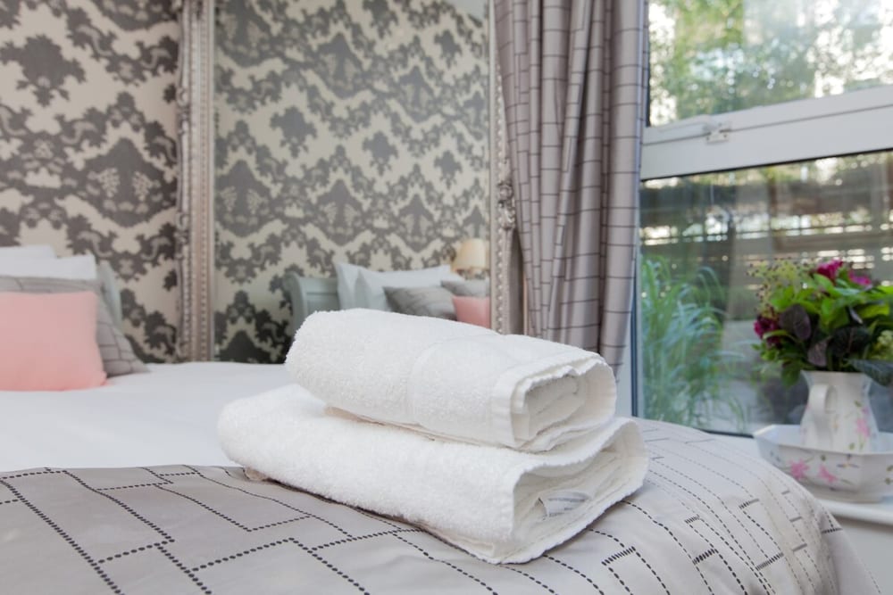 Holyrood Residence - Luxury Apartment With Parking