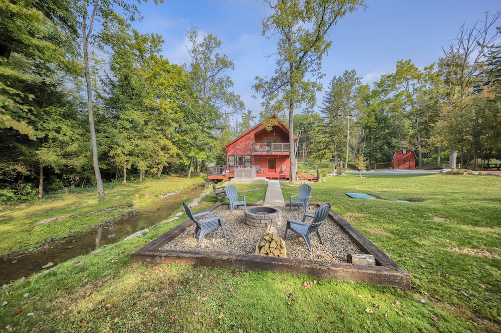 Willow Brook Getaway: Hot Tub, Deck in Mifflinburg