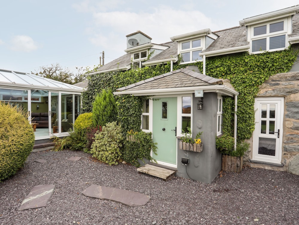 Ty Newydd