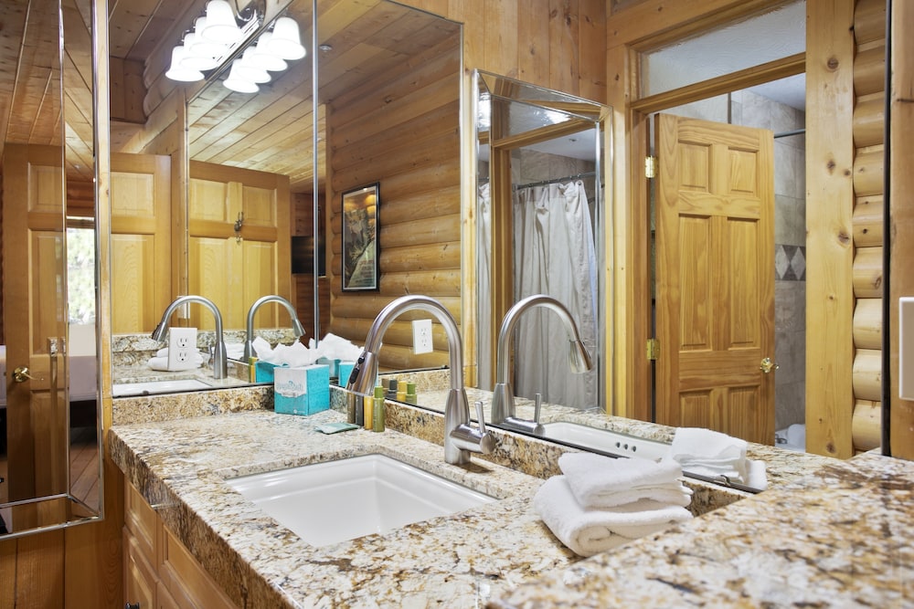 Chaparral at Deer Valley Resort - Three Bedroom Condo with Hot Tub #102 3 Condo