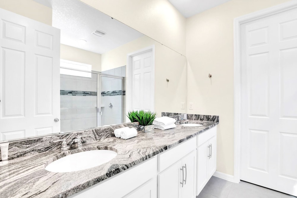 Spectacular 7BR Home w Pool & Arcade Near Disney