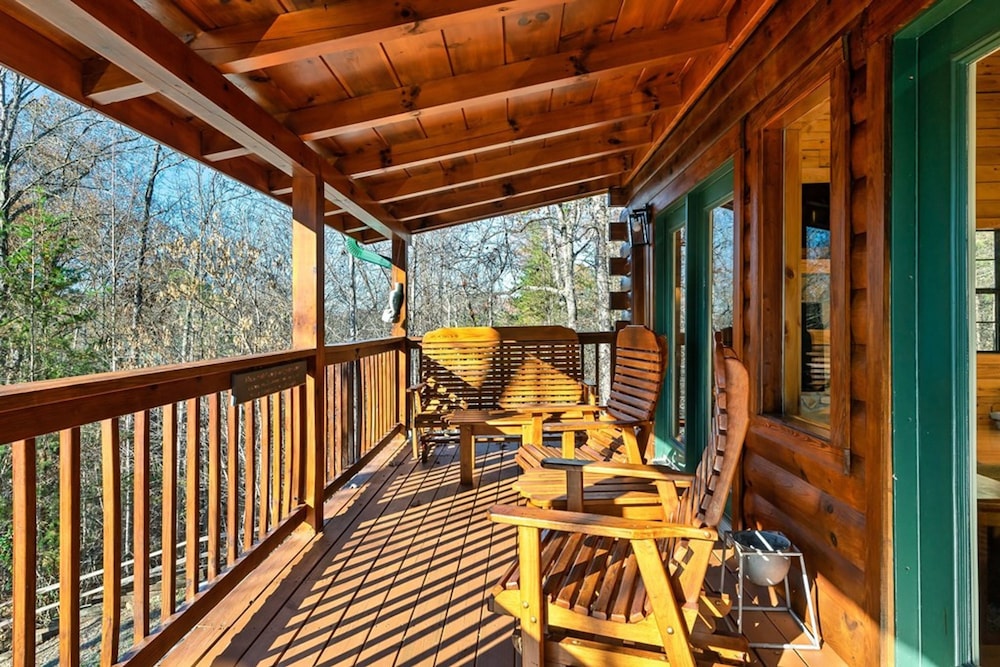 Stunning Cabin w Hot Tub Pool Table Arcades