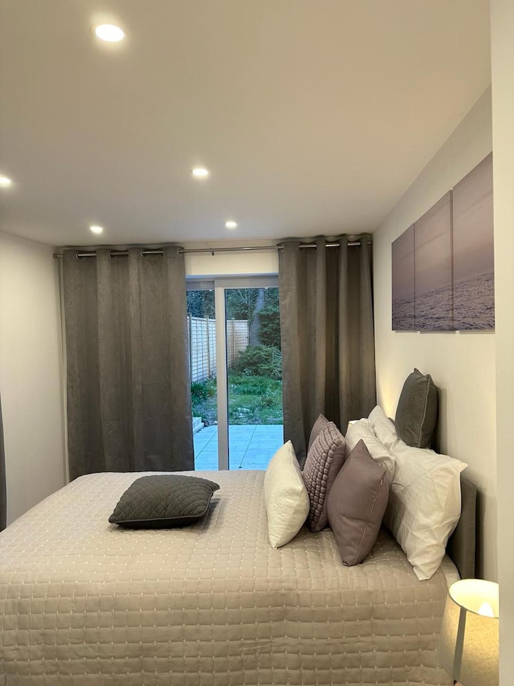 House in Croydon Welcomes you to Comfort and Style view 5