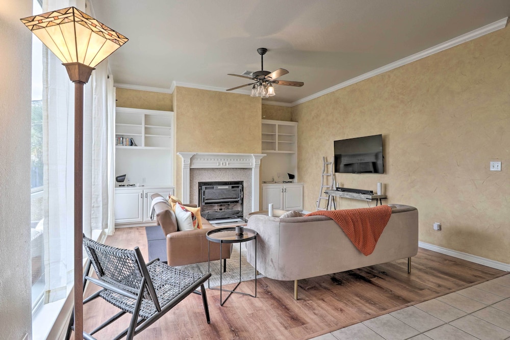 Airy Villa in Austin w/ Badminton/volleyball Court view 5