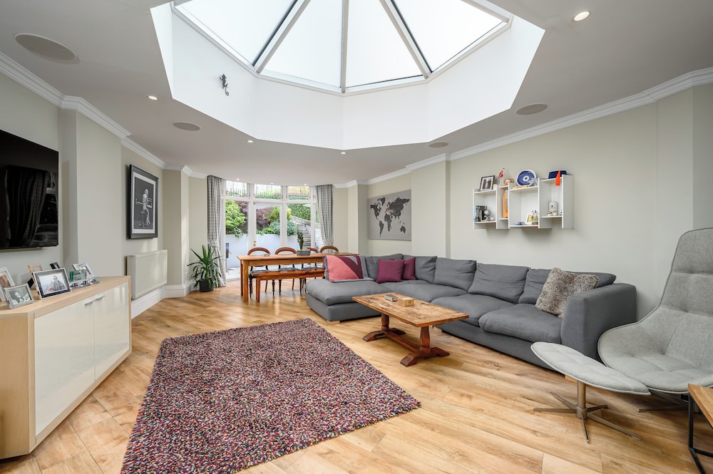 Elegant 3-Bedroom Flat in West End