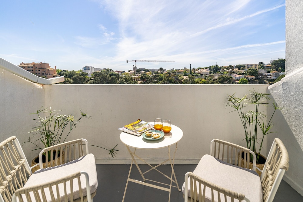 Stylish Sunny Penthouse Near Cascais Center & Greenspace