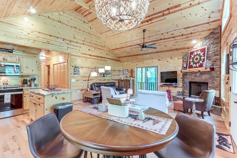 10 Mi to Main St Murphy: Cabin w/ Covered Deck!