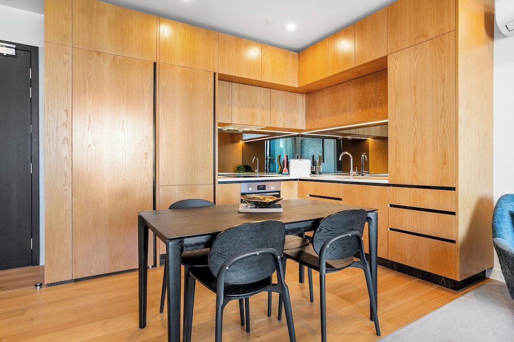 Beautiful and bold 1 bed retreat view 4