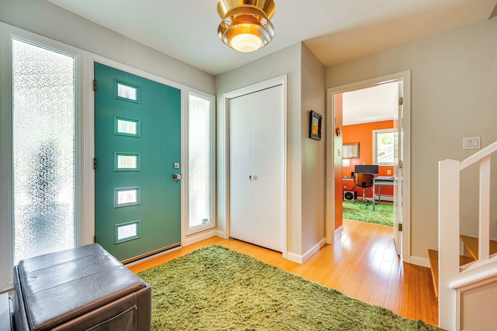 Mtn-view Home w/ Pickleball Court in Louisville!