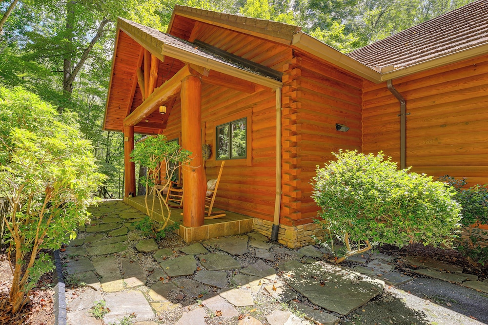 Near Boone-custom Built Cabin: 3 BR 3 BA W/hot Tub
