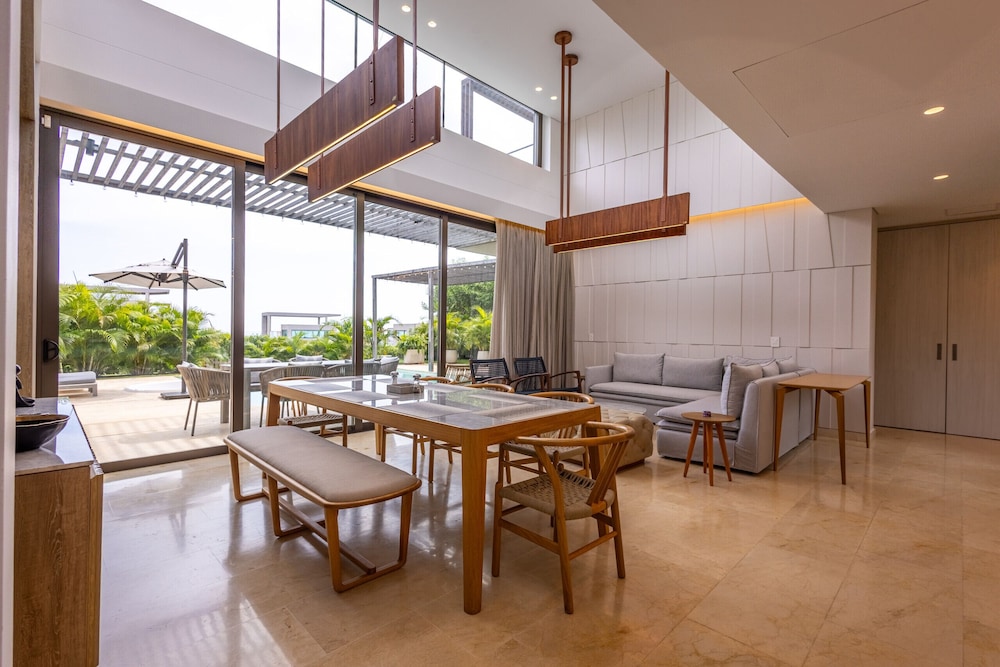 Coastal Villa w Dock Access Pools
