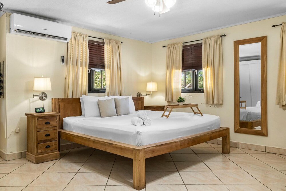 Luxurious Haven in the Heart of the Island Pool