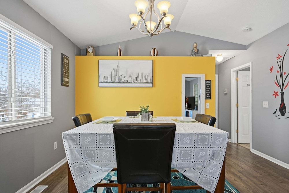Bright 4br Near Msu & Downtown 4 Bedroom Home