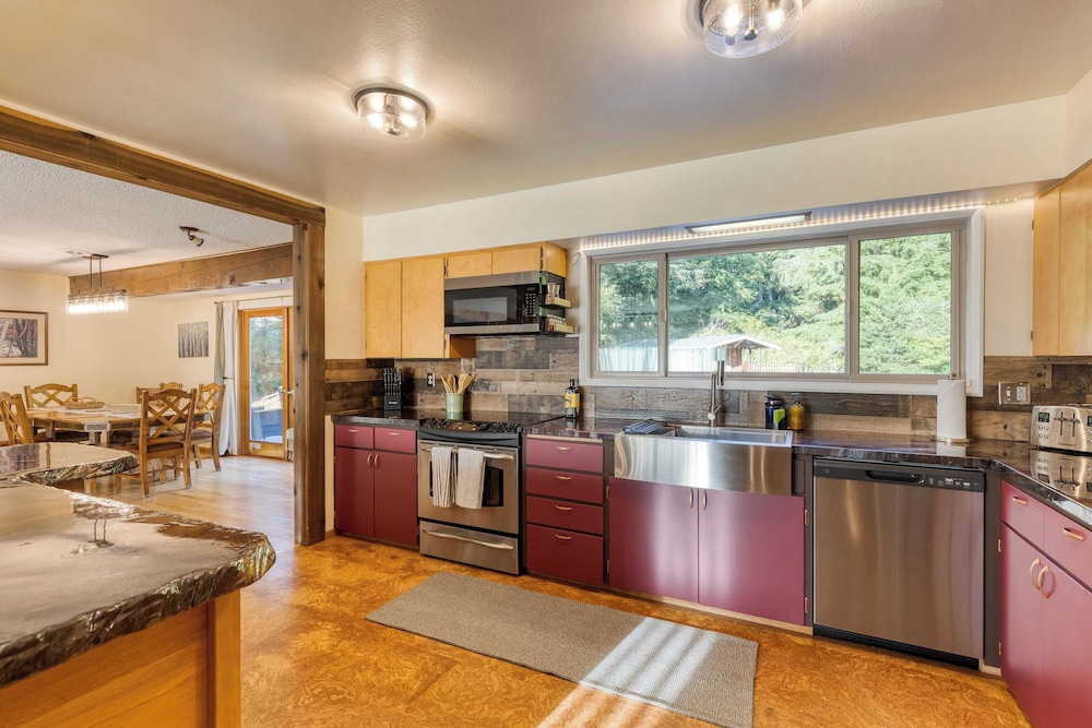 Lodge Trails, Hot Tub, Walk to Cornet Bay