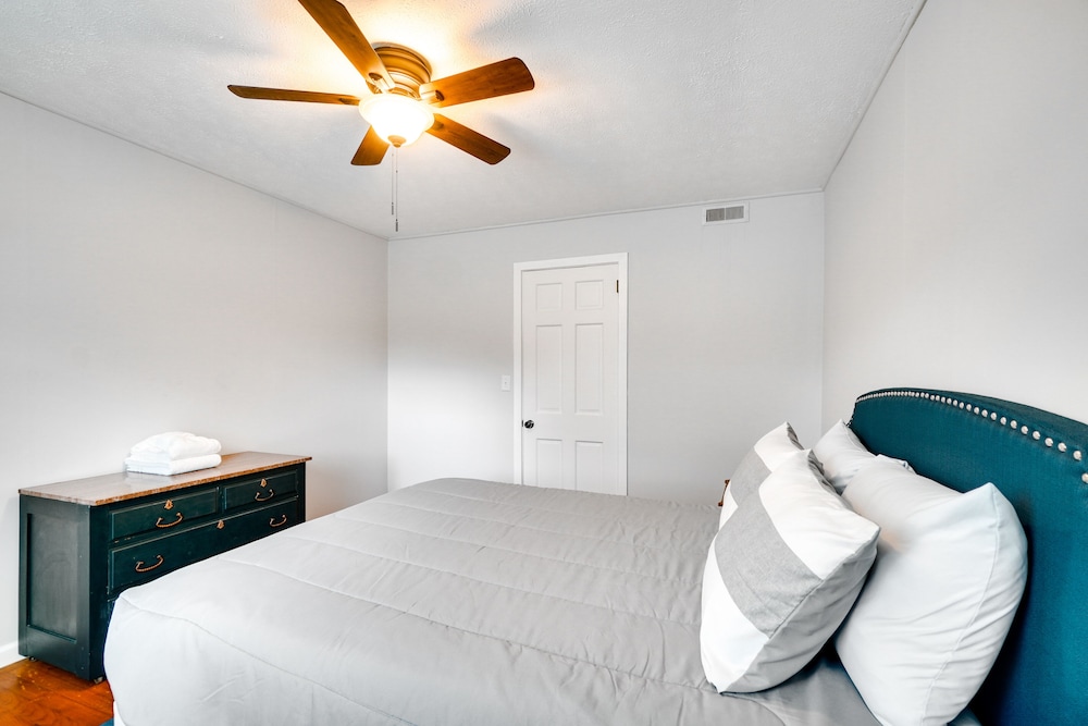 Updated Home: Central Oak Ridge Location view 4