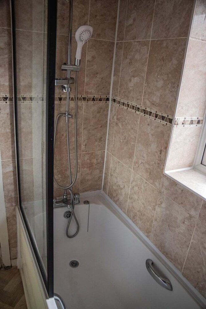 Bright 4-bed Swansea Getaway With Parking