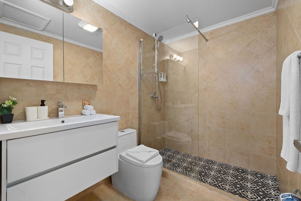 Upscale Gated Community Oasis Close to the Beach