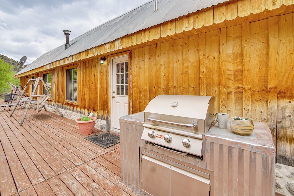 Creekside Cabin w/ Deck & Views in Panguitch!