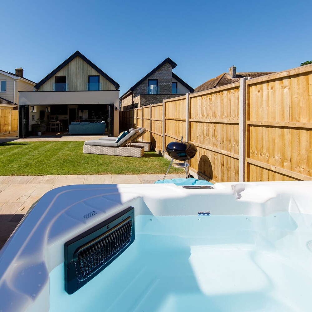 Luxury Designer Coastal Home for 10 With hot tub view 4