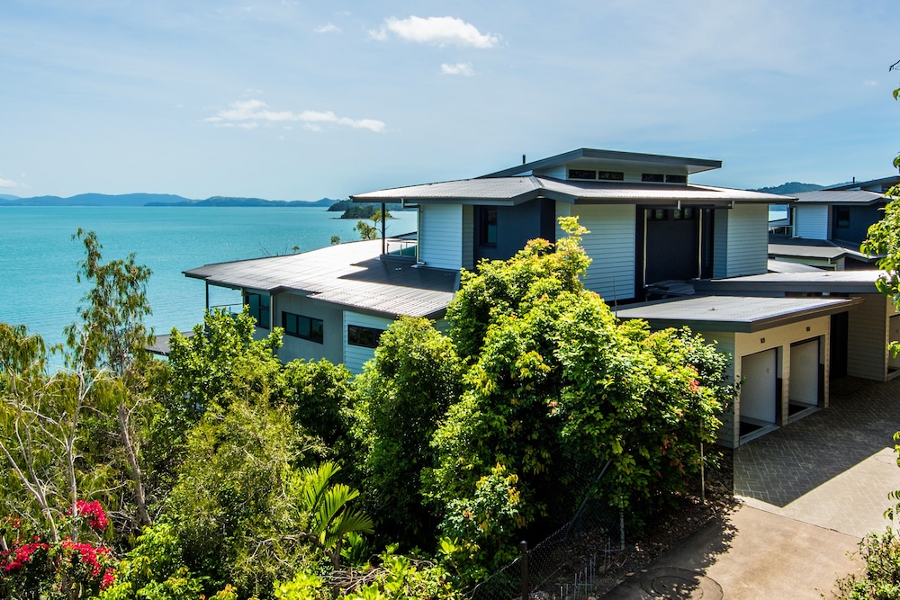 Villa 2 The Edge Oceanfront Deluxe 4 Bedroom Near Marina With Golf Buggy