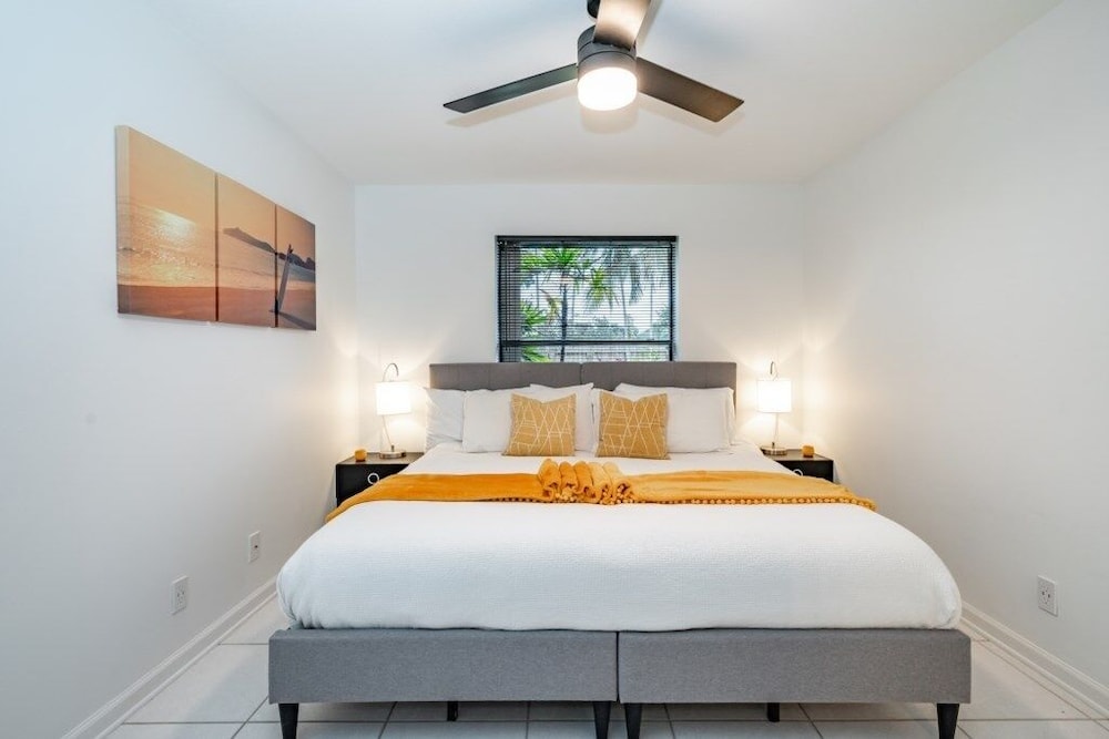 Fox Private Resort- Near Downtown & Beach 8 Bedroom Home